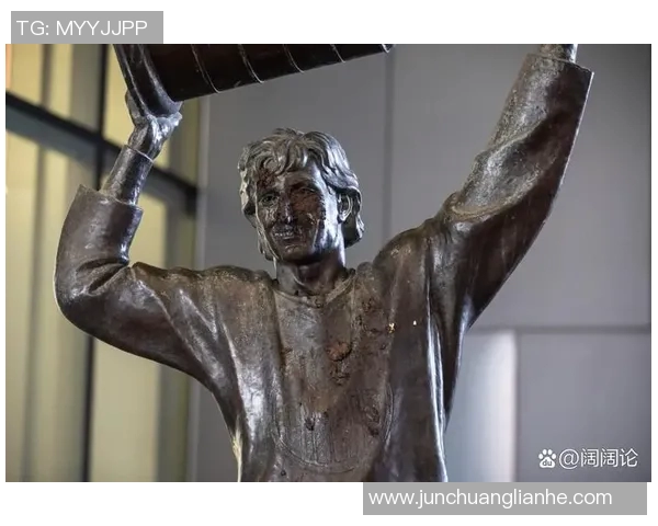 巨型足球明星雕像背后的传奇故事与其影响力解析