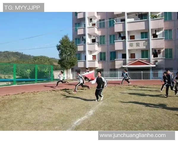 李力在校园足球赛中展现出色才华成为班级骄傲的足球明星