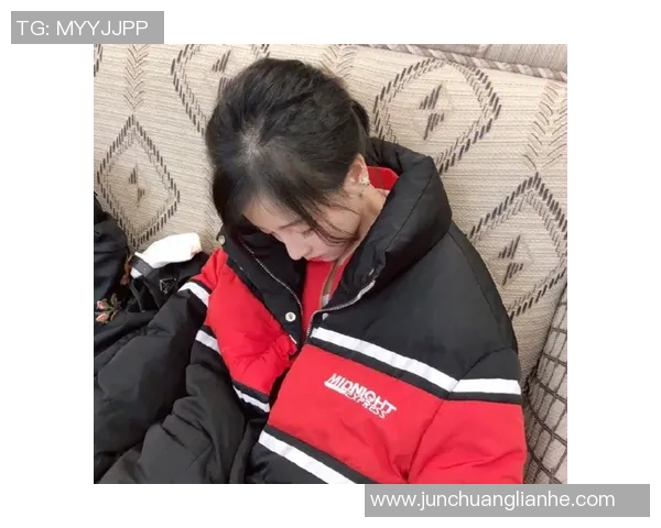 足球明星摘口罩瞬间展现真实自我引发粉丝热议与关注