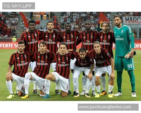 AC米兰迎战克拉约瓦全力争胜展现球队实力与风采